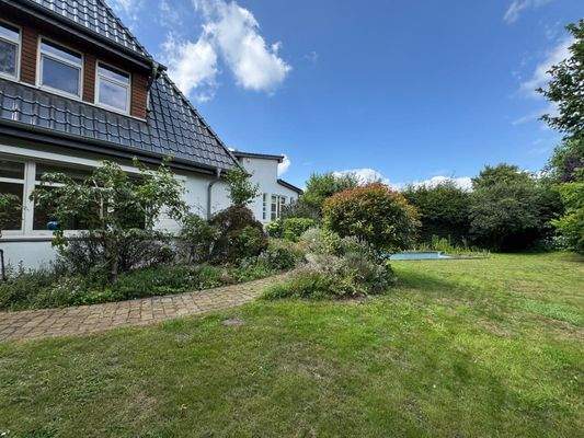 der schön angelegte Garten mit dem Infinity Pool im Herbst