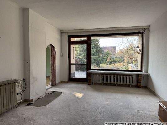 Wohnzimmer mit Blick in den Garten und Zugang zum zweiten Zimmer