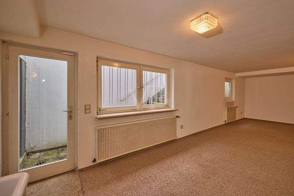 Großzügiges Zimmer im UG mit separatem Zugang