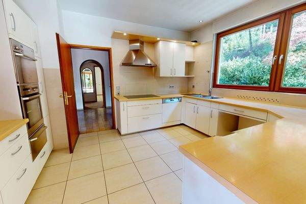 Moderne und großzügige Einbauküche im EG