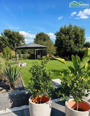 Gartenansicht im Sommer