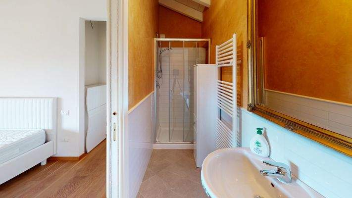 MT-001-267-Villa-singola-vista-lago-Bathroom 1.jpg