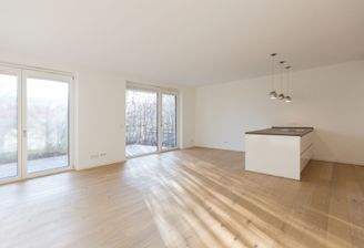 Helles Wohnzimmer mit Terrassenzugang