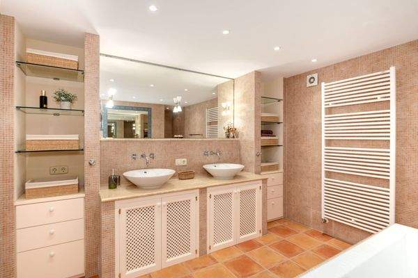 Riesiges Badezimmer mit Duschbad und Badewanne