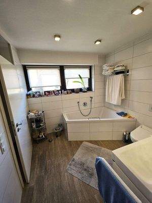 Badezimmer mit Badewanne und Fenster Tageslichtbad