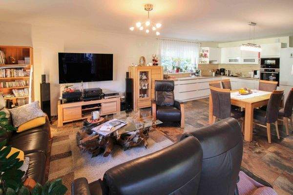 Wohnzimmer mit offener Küche