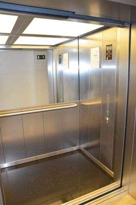 geräumiger Aufzug