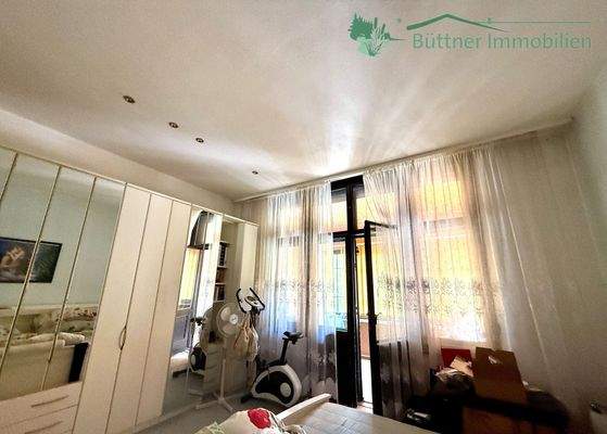 Schlafzimmer mit Blick auf Wintergarten