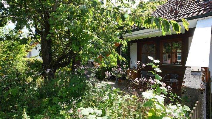 Gemütliche Sitzecke vor dem Haus