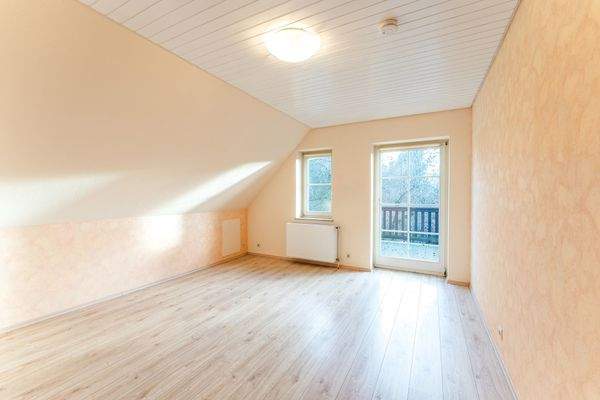 Schlafzimmer 2 im Dachgeschoss mit Zugang auf den sonnigen Balkon