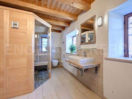 Badezimmer mit integrierter Sauna