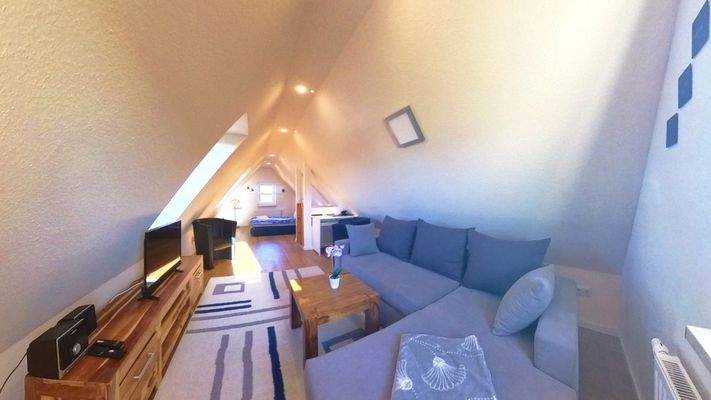 Spitzbodenzimmer mit wohnlicher Gestaltung und vielseitiger Nutzungsmöglichkeit