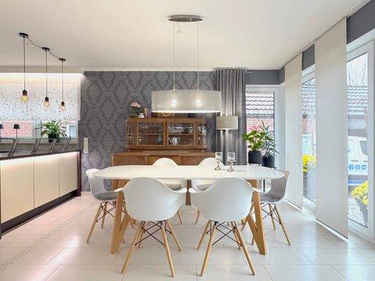 Essplatz, links Terrasse, rechts Küche