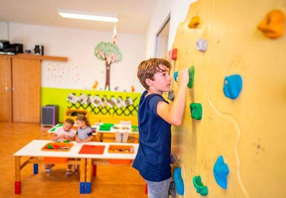 …während Ihre Kinder im betreuten Kinderspielraum sind