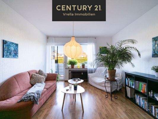 Wohnzimmer mit Zugang zum Balkon