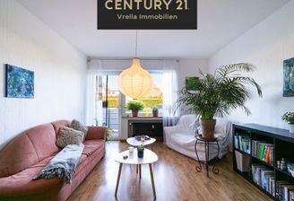 Wohnzimmer mit Zugang zum Balkon