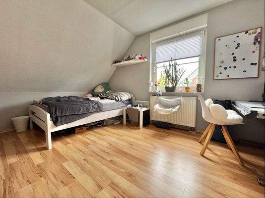 Gemütliches Kinderzimmer (DG)