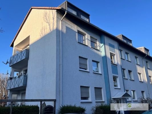 Vorder-/Seitenansicht des Mehrfamilienhauses (Whg. 1. OG mit Balkon)