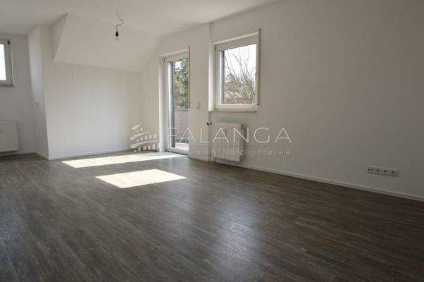 Wohnzimmer mit Blick zum Balkon