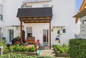 Frontansicht mit Terrasse