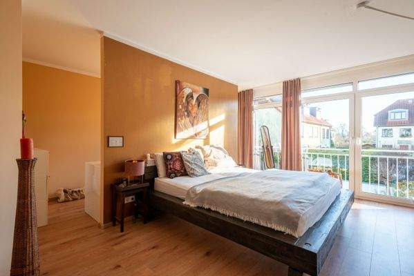 Zimmer 2 mit Büro zum Garten