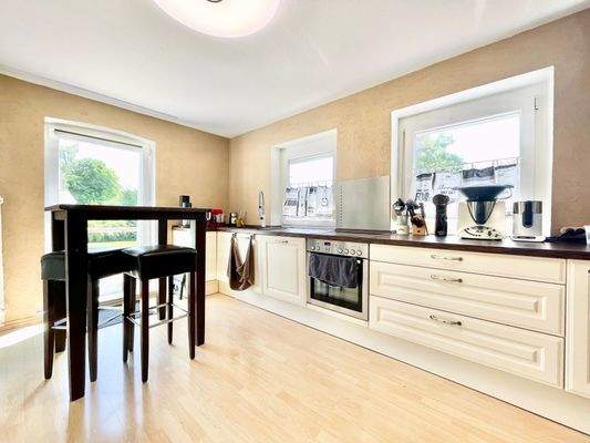 Helle und freundliche Küche (n.A.) 2010 mit Zugang zur Terrasse