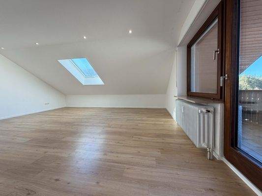 Wohnzimmer: Großzügiger Wohnbereich mit Zugang zum Balkon und Platz für Sofaabende