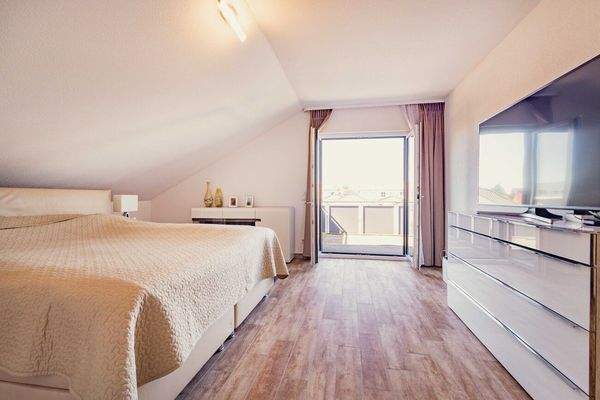 ...sowie das Hauptschlafzimmer...