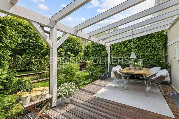 überdachte rückwärtige Terrasse