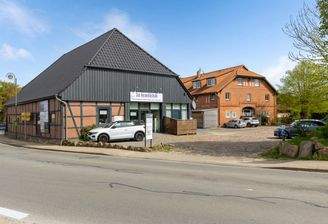 Zufahrt / Westansicht