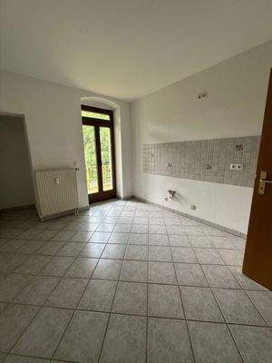 Helle Küche mit Balkonzugang