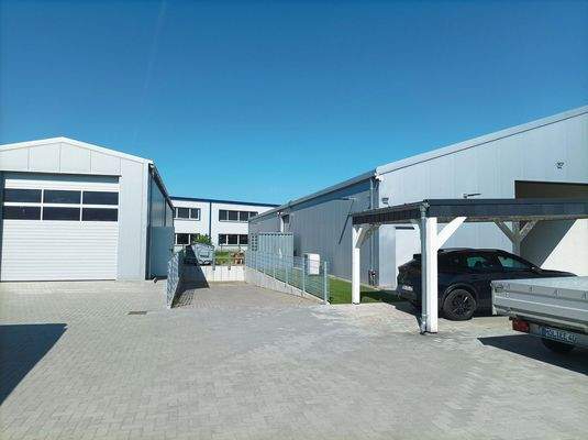 Entladerampe zw. den Hallen