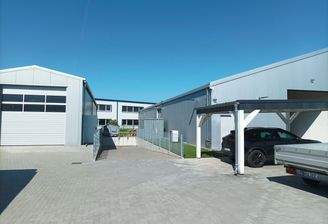 Entladerampe zw. den Hallen