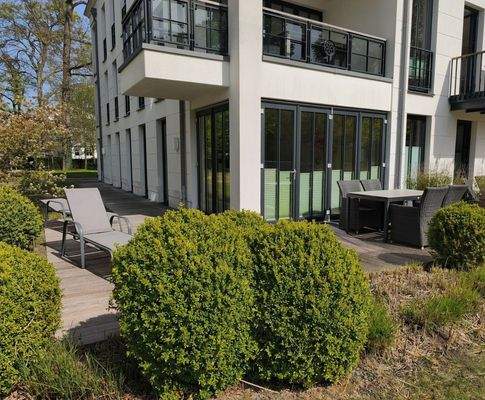 Großzügige Eckterrasse