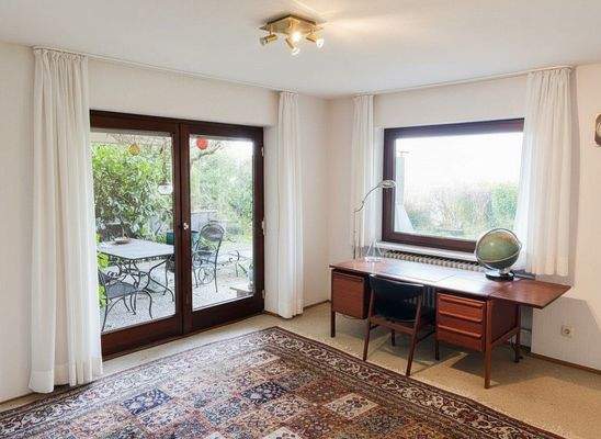 Arbeitszimmer mit Ausgang auf Terrasse
