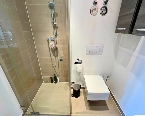 Ansicht Dusche und WC Bad 2