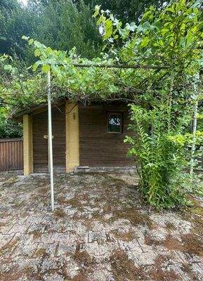 ein kleines Gartenhaus ist auich vorhanden