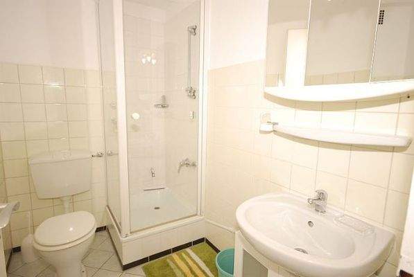 Badezimmer mit Duschkabine