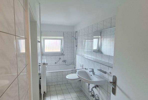 Bad mit Fenster + Wanne