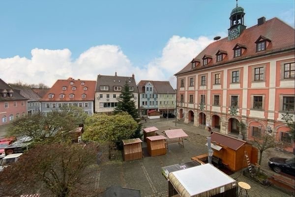 Marktplatz mit Christbaum und Weihnachtsmarkt