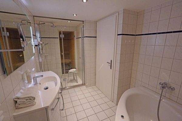 Blick durch das Bad mit Sauna