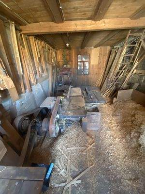 Blick in die historische Tischlerwerkstatt- bandbetr. Maschinen