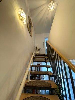 Aufgang OG mit Treppenlift für Behinderte