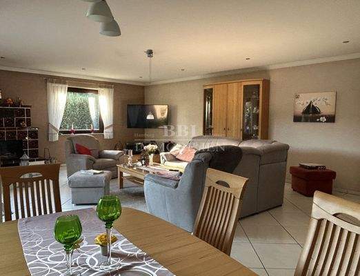 Wohnzimmer mit offenem Essbereich