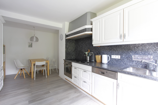 ...mit Einbauküche inklusive...