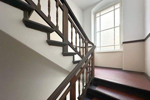 Treppenaufgang mit Fenster zum Hof