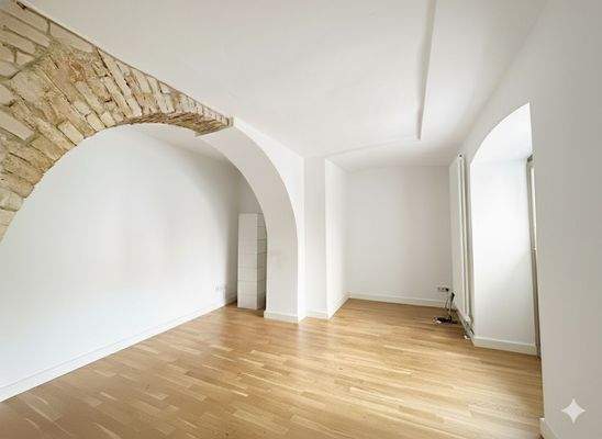 Wohnzimmer mit gemauertem Bogen