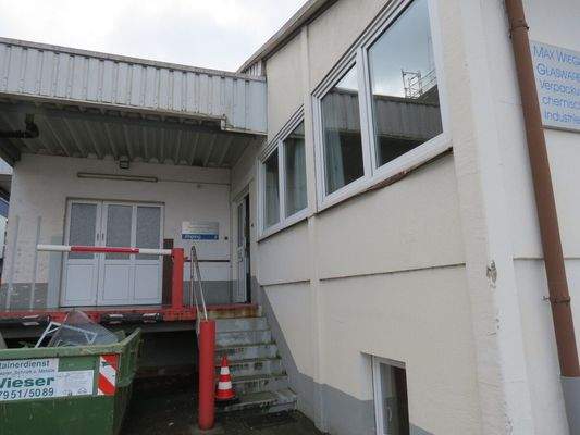 Haupteingang mit Laderampe 
