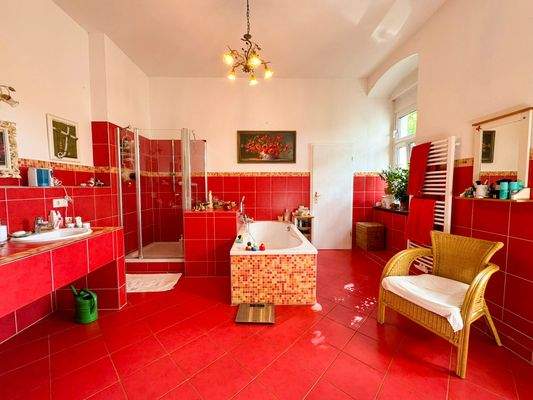 Modernisiertes Badezimmer mit roten Fliesen