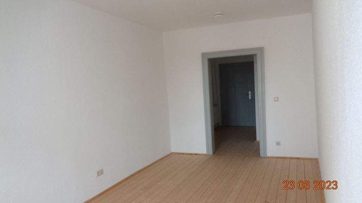 Schlafzimmer Blick zur Ein-Ausgangstür.JPG